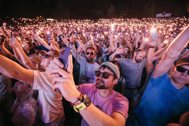 06.08.2026, Tartu. Moby performed a live show at the Tartu Song Festival Grounds, celebrating the 25th anniversary of his iconic album Play. Photo: Dmitri Kotjuh Järva Teataja Tartu Tartumaa Estonia 2DK06AUG26F132  Copyright: xDmitrixKotjuhx Crowd waving phone lights during Moby concert