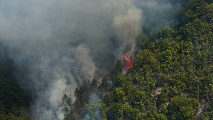 Wildfire in Konjic, Bosnia and Herzegovina KONJIC, BOSNIA AND HERZEGOVINA - AUGUST 07: Smoke rises from the forest area where wildfire broke out, in Konjic, Bosnia and Herzegovina on August 07, 2026. Elman Omic Anadolu Konjic Bosnia and Herzegovina. Editorial use only. Please get in touch for any other usage.  Copyright: x2026xAnadoluxElmanxOmicx