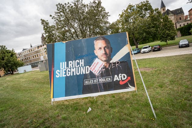 Beschädigtes Wahlplakat der AfD mit Spitzenkandidat Ulrich Siegmund;Wahlplakat zur Landtagswahl 2026 in Magdeburg, Sachsen-Anhalt, Magdeburg Sachsen-Anhalt Deutschland Magdeburg Innenstadt *** Damaged AfD campaign poster featuring lead candidate Ulrich Siegmund; poster for the 2026 state election in Magdeburg, Saxony-Anhalt, Magdeburg, Saxony-Anhalt, Germany; downtown Magdeburg