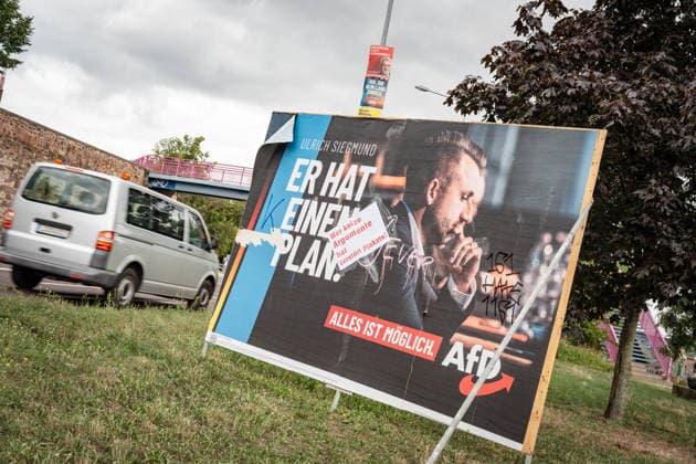 Beschädigtes Wahlplakat der AfD mit Spitzenkandidat Ulrich Siegmund;Wahlplakat zur Landtagswahl 2026 in Magdeburg, Sachsen-Anhalt, Magdeburg Sachsen-Anhalt Deutschland Magdeburg Innenstadt *** Damaged AfD campaign poster featuring lead candidate Ulrich Siegmund; poster for the 2026 state election in Magdeburg, Saxony-Anhalt, Magdeburg, Saxony-Anhalt, Germany; downtown Magdeburg