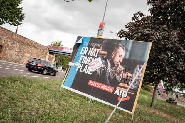Beschädigtes Wahlplakat der AfD mit Spitzenkandidat Ulrich Siegmund;Wahlplakat zur Landtagswahl 2026 in Magdeburg, Sachsen-Anhalt, Magdeburg Sachsen-Anhalt Deutschland Magdeburg Innenstadt *** Damaged AfD campaign poster featuring lead candidate Ulrich Siegmund; poster for the 2026 state election in Magdeburg, Saxony-Anhalt, Magdeburg, Saxony-Anhalt, Germany; downtown Magdeburg