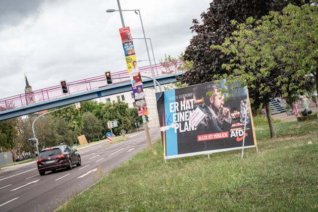 Beschädigtes Wahlplakat der AfD mit Spitzenkandidat Ulrich Siegmund;Wahlplakat zur Landtagswahl 2026 in Magdeburg, Sachsen-Anhalt, Magdeburg Sachsen-Anhalt Deutschland Magdeburg Innenstadt *** Damaged AfD campaign poster featuring lead candidate Ulrich Siegmund; poster for the 2026 state election in Magdeburg, Saxony-Anhalt, Magdeburg, Saxony-Anhalt, Germany; downtown Magdeburg