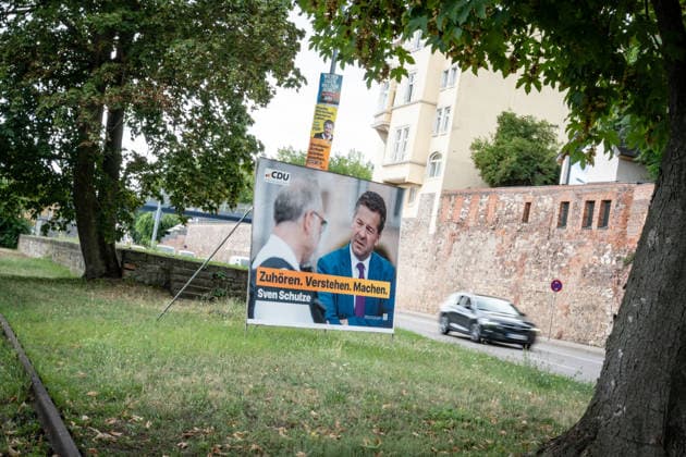 Wahlplakat der CDU mit Sven Schulze, CDU-Spitzenkandidat und amtierender Ministerpräsident des Landes Sachsen-Anhalt;Wahlplakat zur Landtagswahl 2026 in Magdeburg, Sachsen-Anhalt, Magdeburg Sachsen-Anhalt Deutschland Magdeburg Innenstadt *** CDU campaign poster featuring Sven Schulze, the CDU s top candidate and incumbent Minister President of Saxony-Anhalt; campaign poster for the 2026 state election in Magdeburg, Saxony-Anhalt, Magdeburg, Saxony-Anhalt, Germany; Magdeburg city center