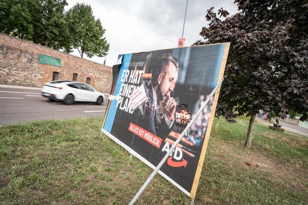Beschädigtes Wahlplakat der AfD mit Spitzenkandidat Ulrich Siegmund;Wahlplakat zur Landtagswahl 2026 in Magdeburg, Sachsen-Anhalt, Magdeburg Sachsen-Anhalt Deutschland Magdeburg Innenstadt *** Damaged AfD campaign poster featuring lead candidate Ulrich Siegmund; poster for the 2026 state election in Magdeburg, Saxony-Anhalt, Magdeburg, Saxony-Anhalt, Germany; downtown Magdeburg
