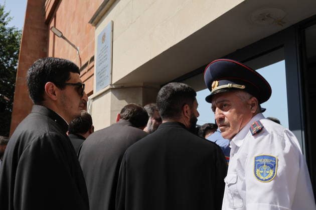 ARMENIA, YEREVAN - AUGUST 7, 2026: People gather outside a court building ahead of a hearing against Catholicos Garegin II of All Armenians over allegations of failing to comply with a civil court order. Alexander Patrin TASS  95875157