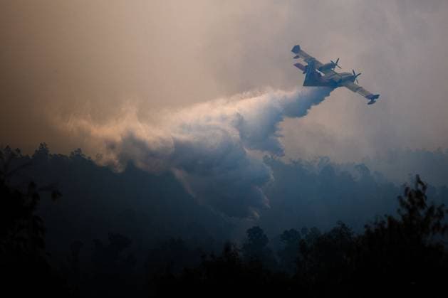 News Bilder des Tages The number of ground personnel fighting the fire in Niebla has increased to 150, with 18 aerial resources. An aircraft is fighting the wildfire that broke out in the town of Niebla, in Huelva. August 7, 2028, in Niebla, Huelva, Andalusia, Spain: Andalusia’s Forest Fire Emergency Plan (Plan Infoca) has increased the number of ground personnel from 80 to 150 this Friday to contain the forest fire that broke out Thursday afternoon in the Raboconejo area of Niebla, Huelva, which remains in the emergency phase, Operational Level 1, and which has forced the preventive evacuation of 23 residents from the hamlets of Raboconejo and Caballón. Likewise, 18 aerial resources continue to operate in the area. AUGUST 7, 2026 Niebla, Huelva, Andalusia, Spa  Copyright: xClaraxCarrascox 7705088