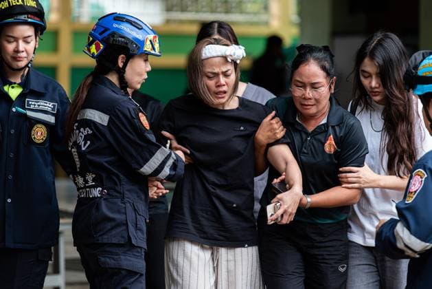 August 7, 2026, Nonthaburi, Thailand: Relatives of the victims who were killed in the secondary school mass shooting are seen crying at the scene. At least 7 people, including the gunman, died in a school mass shooting. A 14-year-old student started by killing his grandparents at their home, then opened fire at the school before killing himself. Nonthaburi Thailand - ZUMAs197 20260807_aaa_s197_009 Copyright: xPeeraponxBoonyakiatx