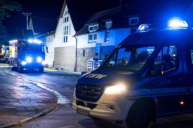 Zwei Feuerwehrleute bei Großbrand verletzt: 150 Einsatzkräfte kämpfen zwölf Stunden gegen Flammen – Fünf Verletzte - Großeinsatz von feuerwehr und Rettungsdienst - Spezialfahrzeuge und THW im Einsatz (EXKLUSIV MATERIAL, O TON) 7aIMG: 0568643 Zwei Feuerwehrleute bei Großbrand verletzt: 150 Einsatzkräfte kämpfen zwölf Stunden gegen Flammen – Fünf Verletzte - Großeinsatz von feuerwehr und Rettungsdienst - Spezialfahrzeuge und THW im EinsatzHessen, Weiterstadt, Deutschland *** Two Firefighters Injured in Major Fire; 150 Responders Battle Flames for Twelve Hours – Five Injured; Large-Scale Operation by Fire Department and Emergency Medical Services; Specialized Vehicles and THW Deployed; EXCLUSIVE MATERIAL, Original Audio 7aIMG 0568643 Two fir Copyright: 7aktuell.dex xVincentxB. 0568643 20260807_7a_GROSSBRANGRAEFENHAUSEN_568643