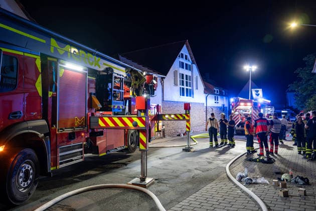 Zwei Feuerwehrleute bei Großbrand verletzt: 150 Einsatzkräfte kämpfen zwölf Stunden gegen Flammen – Fünf Verletzte - Großeinsatz von feuerwehr und Rettungsdienst - Spezialfahrzeuge und THW im Einsatz (EXKLUSIV MATERIAL, O TON) 7aIMG: 0568644 Zwei Feuerwehrleute bei Großbrand verletzt: 150 Einsatzkräfte kämpfen zwölf Stunden gegen Flammen – Fünf Verletzte - Großeinsatz von feuerwehr und Rettungsdienst - Spezialfahrzeuge und THW im EinsatzHessen, Weiterstadt, Deutschland *** Two Firefighters Injured in Major Fire; 150 Responders Battle Flames for Twelve Hours – Five Injured; Large-Scale Operation by Fire Department and Emergency Medical Services; Specialized Vehicles and THW Deployed; EXCLUSIVE MATERIAL, ORIGINAL AUDIO 7aIMG 0568644 Two fir Copyright: 7aktuell.dex xVincentxB. 0568644 20260807_7a_GROSSBRANGRAEFENHAUSEN_568644