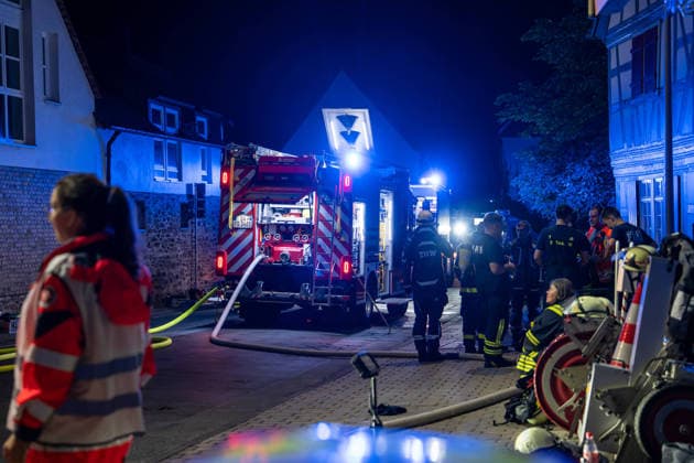 Zwei Feuerwehrleute bei Großbrand verletzt: 150 Einsatzkräfte kämpfen zwölf Stunden gegen Flammen – Fünf Verletzte - Großeinsatz von feuerwehr und Rettungsdienst - Spezialfahrzeuge und THW im Einsatz (EXKLUSIV MATERIAL, O TON) 7aIMG: 0568659 Zwei Feuerwehrleute bei Großbrand verletzt: 150 Einsatzkräfte kämpfen zwölf Stunden gegen Flammen – Fünf Verletzte - Großeinsatz von feuerwehr und Rettungsdienst - Spezialfahrzeuge und THW im EinsatzHessen, Weiterstadt, Deutschland *** Two Firefighters Injured in Major Fire; 150 Responders Battle Flames for Twelve Hours – Five Injured; Large-Scale Operation by Fire Department and Emergency Medical Services; Specialized Vehicles and THW Deployed; EXCLUSIVE MATERIAL, Original Audio 7aIMG 0568659 Two fir Copyright: 7aktuell.dex xVincentxB. 0568659 20260807_7a_GROSSBRANGRAEFENHAUSEN_568659