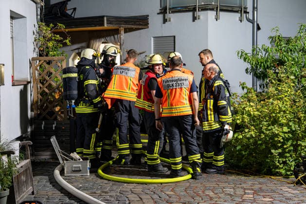 Zwei Feuerwehrleute bei Großbrand verletzt: 150 Einsatzkräfte kämpfen zwölf Stunden gegen Flammen – Fünf Verletzte - Großeinsatz von feuerwehr und Rettungsdienst - Spezialfahrzeuge und THW im Einsatz (EXKLUSIV MATERIAL, O TON) 7aIMG: 0568660 Zwei Feuerwehrleute bei Großbrand verletzt: 150 Einsatzkräfte kämpfen zwölf Stunden gegen Flammen – Fünf Verletzte - Großeinsatz von feuerwehr und Rettungsdienst - Spezialfahrzeuge und THW im EinsatzHessen, Weiterstadt, Deutschland *** Two Firefighters Injured in Major Fire; 150 Responders Battle Flames for Twelve Hours – Five Injured; Large-Scale Operation by Fire Department and Emergency Medical Services; Specialized Vehicles and THW Deployed; EXCLUSIVE MATERIAL, Original Audio 7aIMG 0568660 Two fir Copyright: 7aktuell.dex xVincentxB. 0568660 20260807_7a_GROSSBRANGRAEFENHAUSEN_568660
