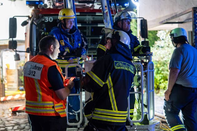 News Bilder des Tages Zwei Feuerwehrleute bei Großbrand verletzt: 150 Einsatzkräfte kämpfen zwölf Stunden gegen Flammen – Fünf Verletzte - Großeinsatz von feuerwehr und Rettungsdienst - Spezialfahrzeuge und THW im Einsatz (EXKLUSIV MATERIAL, O TON) 7aIMG: 0568665 Zwei Feuerwehrleute bei Großbrand verletzt: 150 Einsatzkräfte kämpfen zwölf Stunden gegen Flammen – Fünf Verletzte - Großeinsatz von feuerwehr und Rettungsdienst - Spezialfahrzeuge und THW im EinsatzHessen, Weiterstadt, Deutschland *** Two Firefighters Injured in Major Fire; 150 Responders Battle Flames for Twelve Hours – Five Injured; Large-Scale Operation by Fire Department and Emergency Medical Services; Specialized Vehicles and THW on the Scene; EXCLUSIVE MATERIAL, Original Audio 7aIMG 0568665 Two Copyright: 7aktuell.dex xVincentxB. 0568665 20260807_7a_GROSSBRANGRAEFENHAUSEN_568665