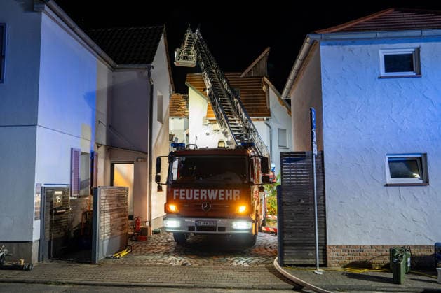 Zwei Feuerwehrleute bei Großbrand verletzt: 150 Einsatzkräfte kämpfen zwölf Stunden gegen Flammen – Fünf Verletzte - Großeinsatz von feuerwehr und Rettungsdienst - Spezialfahrzeuge und THW im Einsatz (EXKLUSIV MATERIAL, O TON) 7aIMG: 0568666 Zwei Feuerwehrleute bei Großbrand verletzt: 150 Einsatzkräfte kämpfen zwölf Stunden gegen Flammen – Fünf Verletzte - Großeinsatz von feuerwehr und Rettungsdienst - Spezialfahrzeuge und THW im EinsatzHessen, Weiterstadt, Deutschland *** Two Firefighters Injured in Major Fire; 150 Responders Battle Flames for Twelve Hours – Five Injured; Large-Scale Operation by Fire Department and Emergency Medical Services; Specialized Vehicles and THW Deployed; EXCLUSIVE MATERIAL, Original Audio 7aIMG 0568666 Two fir Copyright: 7aktuell.dex xVincentxB. 0568666 20260807_7a_GROSSBRANGRAEFENHAUSEN_568666