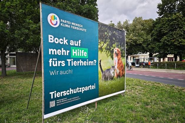 Berlin, Deutschland, 07.08.2026: Wahlplakat für die Tierschutzpartei *** Berlin, Germany, August 7, 2026 Election poster for the Animal Welfare Party Copyright: xdtsxNachrichtenagenturx dts_129532