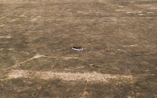 News Bilder des Tages August 7, 2026, London, London, UK: London, UK. An aerial view shows parched grassland surrounding a woman sunbathing in a north London park. Many parts of England have been officially declared to be in drought by the Environment Agency following record-low rainfall and exceptionally high temperatures. London UK  - ZUMAl94_ 20260807_zaf_l94_027 Copyright: xDinendraxHariax