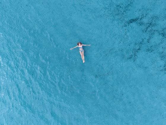 Woman floats in turquoise sea during summer vacation model released, Symbolfoto, MUKF00253