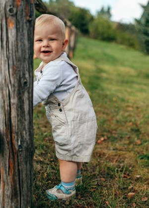 Smiling boy explores the rural countryside by a wooden fence model released, Symbolfoto, NASF00284