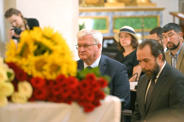 News Bilder des Tages Acting Minister of Foreign Affairs of Ukraine Andrii Sybiha (L) and Charge d affaires of the Republic of Poland in Ukraine Piotr Lukasiewicz attend the farewell ceremony for Polish volunteer Marek Rusek-Wolski, who was killed near Kharkiv by a Russian drone attack, at the Cathedral of St Alexander in Kyiv, Ukraine, August 7, 2026. The tragedy occurred at the end of July (approximately 27 July) near Kharkiv, when the volunteer came under a targeted Russian drone strike while on a humanitarian mission. Marek Rusek-Wolski was an administrator of the Polish volunteer community Razem dla Ukrainy. Since early 2023, he had been regularly travelling to Ukraine. He used to organise fundraisers, purchase and deliver food, medicines, hygiene products  Copyright: xYevhenxKotenkox