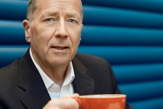 Businessman holds a coffee cup during a business meeting model released, Symbolfoto property released, PWF01832
