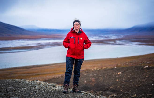 Klima- og miljominister Andreas Bjelland Eriksen besoker Svalbard Longyearbyen 20260807. Avdelingsdirektor Evy Jorgensen i Norsk Polarinstitutt. Klima- og miljominister Andreas Bjelland Eriksen besoker Svalbard. Fredag var det byvandring med Longyearbyen Lokalstyre og Metereologisk institutt. Han fikk informasjon om hva klimaendringene gjor med Longyearbyen, og hvordan byen tilpasser seg snoskred, permafrost-tining, drikkevann og flom. Foto: Ole Berg-Rusten NTB Longyearbyen Norge lJWgTbkNTOE EDITORIAL USE ONLY Ref:_POLlJWgTbkNTOE.jpg *** Minister of Climate and Environment Andreas Bjelland Eriksen Visits Svalbard, Longyearbyen, August 7, 2026. Department Director Evy Jorgensen of the Norwegian Polar Institute. Minister of Climate  Copyright: xOlexBerg-Rustenx xNTBx