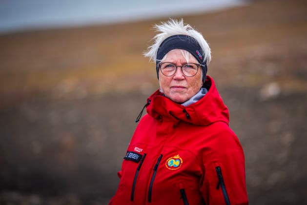 Klima- og miljominister Andreas Bjelland Eriksen besoker Svalbard Longyearbyen 20260807. Avdelingsdirektor Evy Jorgensen i Norsk Polarinstitutt. Klima- og miljominister Andreas Bjelland Eriksen besoker Svalbard. Fredag var det byvandring med Longyearbyen Lokalstyre og Metereologisk institutt. Han fikk informasjon om hva klimaendringene gjor med Longyearbyen, og hvordan byen tilpasser seg snoskred, permafrost-tining, drikkevann og flom. Foto: Ole Berg-Rusten NTB Longyearbyen Norge OoYk0xaA9iI EDITORIAL USE ONLY Ref:_POLOoYk0xaA9iI.jpg *** Minister of Climate and Environment Andreas Bjelland Eriksen Visits Svalbard, Longyearbyen, August 7, 2026. Department Director Evy Jorgensen of the Norwegian Polar Institute. Minister of Climate  Copyright: xOlexBerg-Rustenx xNTBx
