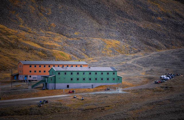 Klima- og miljominister Andreas Bjelland Eriksen besoker Svalbard Longyearbyen 20260807. Nybyen i Longyearbyen. Klima- og miljominister Andreas Bjelland Eriksen besoker Svalbard. Fredag var det byvandring med Longyearbyen Lokalstyre og Metereologisk institutt. Han fikk informasjon om hva klimaendringene gjor med Longyearbyen, og hvordan byen tilpasser seg snoskred, permafrost-tining, drikkevann og flom. Foto: Ole Berg-Rusten NTB Longyearbyen Norge hjD-f9p6dpc EDITORIAL USE ONLY Ref:_POLhjD-f9p6dpc.jpg *** Climate and Environment Minister Andreas Bjelland Eriksen Visits Svalbard, Longyearbyen, August 7, 2026, Nybyen in Longyearbyen Climate and Environment Minister Andreas Bjelland Eriksen Visits Svalbard On Friday, there was a walki  Copyright: xOlexBerg-Rustenx xNTBx