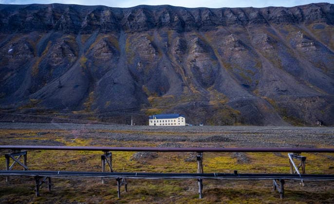 Klima- og miljominister Andreas Bjelland Eriksen besoker Svalbard Longyearbyen 20260807. Den gamle samfunnshuset, na restaurant Huset i Longyearbyen, Klima- og miljominister Andreas Bjelland Eriksen besoker Svalbard. Fredag var det byvandring med Longyearbyen Lokalstyre og Metereologisk institutt. Han fikk informasjon om hva klimaendringene gjor med Longyearbyen, og hvordan byen tilpasser seg snoskred, permafrost-tining, drikkevann og flom. Foto: Ole Berg-Rusten NTB Longyearbyen Norge baeRmA6ogcY EDITORIAL USE ONLY Ref:_POLbaeRmA6ogcY.jpg *** Climate and Environment Minister Andreas Bjelland Eriksen visits Svalbard, Longyearbyen, August 7, 2026. The old community center, now the restaurant Huset in Longyearbyen, Climate and Enviro  Copyright: xOlexBerg-Rustenx xNTBx