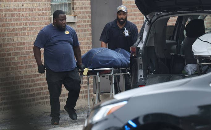US-NEWS-CHICAGO-DECOMPOSING-BODIES-FUNERAL-HOME-TB Workers remove bodies Aug. 7, 2026, from the South Chicago Chapel in the South Deering neighborhood. Remains of 57 people were discovered the day before at the funeral home the 2900 block of East 95th Street. (Antonio Perez Chicago Tribune TNS) Chicago IL USA EDITORIAL USE ONLY Copyright: xx 181433460W AntonioxPerezx krtphotoslive965793