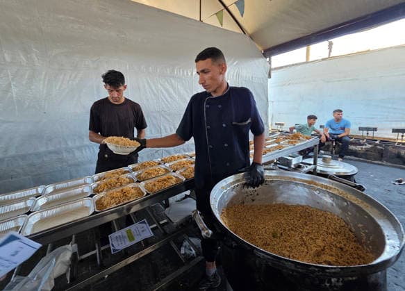 Palestinians Queue for Food in Southern Gaza Palestinians wait in line to receive a meal from a charity kitchen in Al-Mawasi, Khan Younis, southern Gaza Strip, on August 7, 2026, amid the ongoing humanitarian crisis and shortages of food supplies. Photo by Tariq Mohammad APA Images Khan Yunis Gaza Strip Palestinian Territory 070826_Khan_Yunis_TM_00(21) Copyright: xapaimagesxTariqxMohammad xapaimagesx