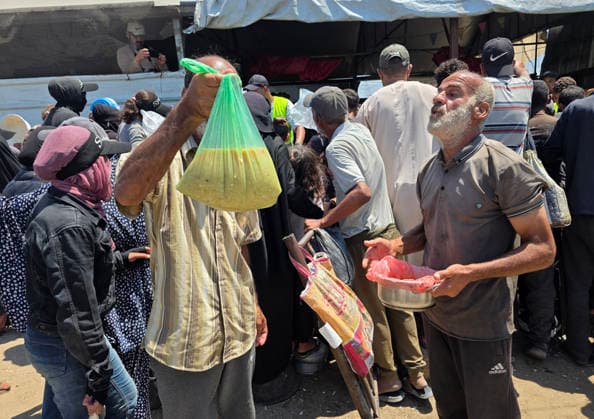 Palestinians Queue for Food in Southern Gaza Palestinians wait in line to receive a meal from a charity kitchen in Al-Mawasi, Khan Younis, southern Gaza Strip, on August 7, 2026, amid the ongoing humanitarian crisis and shortages of food supplies. Photo by Tariq Mohammad APA Images Khan Yunis Gaza Strip Palestinian Territory 070826_Khan_Yunis_TM_00(17) Copyright: xapaimagesxTariqxMohammad xapaimagesx