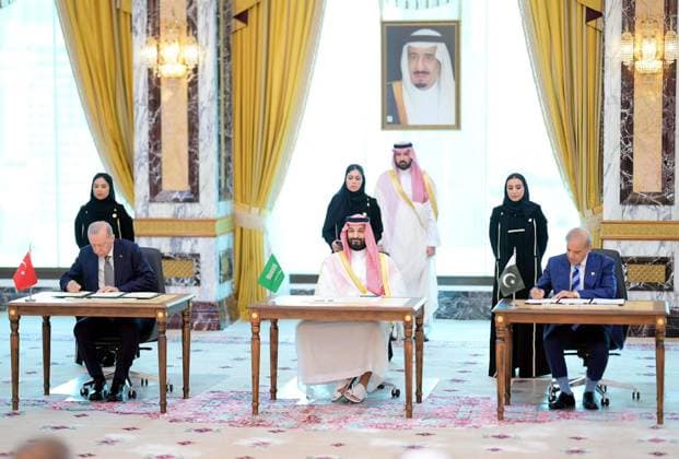 August 7, 2026, Pakistan: Prime Minister of Islamic Republic of Pakistan Muhammad Shehbaz Sharif, Crown Prince and Prime Minister of Saudi Arabia Prince Mohammed Bin Salman Bin Abdulaziz Al Saud, and President of the Republic of Türkiye Recep Tayyip Erdogan Sign Makkah Joint Defence Agreement Pakistan  - ZUMAas3_ 20260807_zaf_as3_022 Copyright: xPPIx