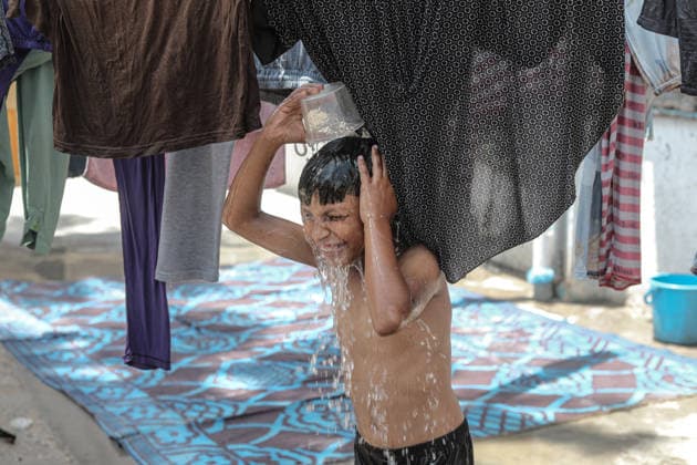 Displaced Palestinians Endure Summer Heat at UNRWA Shelters Displaced Palestinians stay at UNRWA shelters in the Nuseirat refugee camp, central Gaza Strip, on August 7, 2026, amid high temperatures and a lack of adequate ventilation, electricity and water. The shortages add to difficult humanitarian conditions for thousands of displaced people living in the shelters. Photo by Moiz Salhi apaimages Nusairat Gaza Strip Palestinian Territory 070826_Nusairat_MS_00(33) Copyright: xapaimagesxMoizxSalhixx xapaimagesx