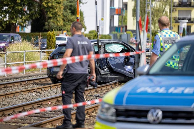 Schwerer Zusammenstoß zwischen U-Bahn und Pkw in Oberursel 07.08.2026: Gutachter an Autowrack nach schwerem Zusammenstoß zwischen einer U-Bahn und einem Pkw im Bereich der Hohemarkstraße in Oberursel. Nach Angaben der Polizei wollte das mit zwei Personen besetzte Auto gegen 12 Uhr die Bahngleise überqueren und kollidierte dabei mit der U-Bahn. Der Wagen wurde mehrere Meter über die Gleise geschoben und stark beschädigt. Die Beifahrerin wurde schwer verletzt und musste von Rettungskräften aus dem Fahrzeug befreit werden. Auch der Fahrer des Pkw wurde verletzt und in ein Krankenhaus gebracht. Der Fahrer der U-Bahn erlitt einen Schock. Zur Klärung des Unfallhergangs wurde auf Anordnung der Staatsanwaltschaft Frankfurt ein Gutachter hin