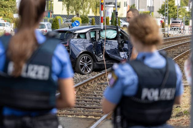 News Bilder des Tages Schwerer Zusammenstoß zwischen U-Bahn und Pkw in Oberursel 07.08.2026: Einsatzkräfte nach einem schwerem Zusammenstoß zwischen einer U-Bahn und einem Pkw im Bereich der Hohemarkstraße in Oberursel. Nach Angaben der Polizei wollte das mit zwei Personen besetzte Auto gegen 12 Uhr die Bahngleise überqueren und kollidierte dabei mit der U-Bahn. Der Wagen wurde mehrere Meter über die Gleise geschoben und stark beschädigt. Die Beifahrerin wurde schwer verletzt und musste von Rettungskräften aus dem Fahrzeug befreit werden. Auch der Fahrer des Pkw wurde verletzt und in ein Krankenhaus gebracht. Der Fahrer der U-Bahn erlitt einen Schock. Zur Klärung des Unfallhergangs wurde auf Anordnung der Staatsanwaltschaft Frankfurt ein Gutachter hinzu