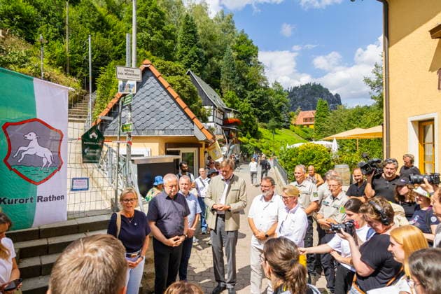 Rathen Wiedereröffnung des Basteiweges Sachsens Tourismusministerin Barbara, Sachsens Umweltminister Georg-Ludwig von Breitenbuch, Landrat Michael Geisler, Rathens Bürgermeister Roman Rolof, der Leiter der Nationalparkverwaltung Uwe Borrmeister sowie Tino Richter, Geschäftsführer des Tourismusverbandes Sächsische Schweiz, eröffnen den durch das Unwetter beschädigten und nun beräumten Aufstiegsweg zur Basteiaussicht in Rathen. Rathen Sachsen Deutschland *** Rathen: Reopening of the Basteiweg Saxony’s Minister of Tourism Barbara, Saxony’s Minister of the Environment Georg Ludwig von Breitenbuch, District Administrator Michael Geisler, Rathen’s Mayor Roman Rolof, National Park Administration Director Uwe Borrmeister, and Tino Richter,