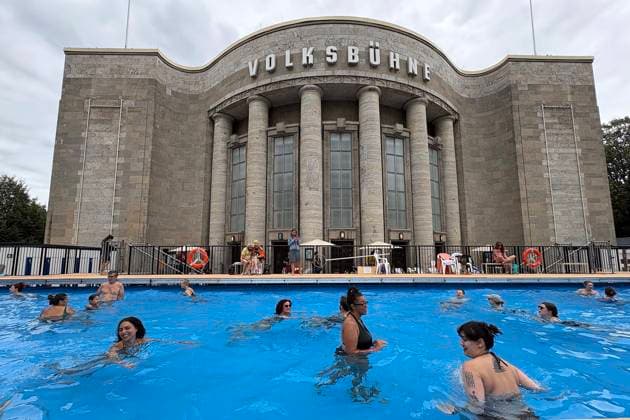 07.08.2026, Volksbühne Berlin, kostenloses, temporäres Schwimmbad vor dem Theater, am Rosa-Luxemburg-Platz, Berlin Deutschland, Germany *** August 7, 2026, Volksbühne Berlin, free temporary swimming pool in front of the theater, at Rosa Luxemburg Platz, Berlin, Germany