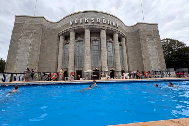 07.08.2026, Volksbühne Berlin, kostenloses, temporäres Schwimmbad vor dem Theater, am Rosa-Luxemburg-Platz, Berlin Deutschland, Germany *** August 7, 2026, Volksbühne Berlin, free temporary swimming pool in front of the theater, at Rosa Luxemburg Platz, Berlin, Germany