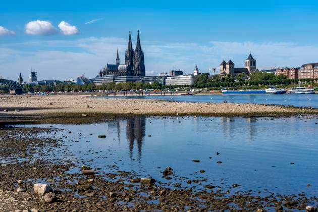 Niedrigwasser im Rhein bei Köln, Blick vom rechtsrheinischen Ufer am Rheinpark Richtung Süden, Innenstadt mit dem Dom, die Binnenschifffahrt ist stark eingeschränkt, nur wenige Schiffe fahren, dann mit stark reduzierter Ladung, am Tag der Aufnahme war es bis dato der tiefste je gemessener Rheinpegel in Köln, 60 cm, NRW, Deutschland Niedrigwasser Rhein K *** Low water levels in the Rhine near Cologne, View looking south from the right bank of the Rhine at Rheinpark; the city center with the cathedral; inland waterway shipping is severely restricted, with only a few ships operating, and those carrying greatly reduced loads; on the day this photo was taken, the Rhine water level in Cologne was the lowest ever recorded to date, at 60 cm, No