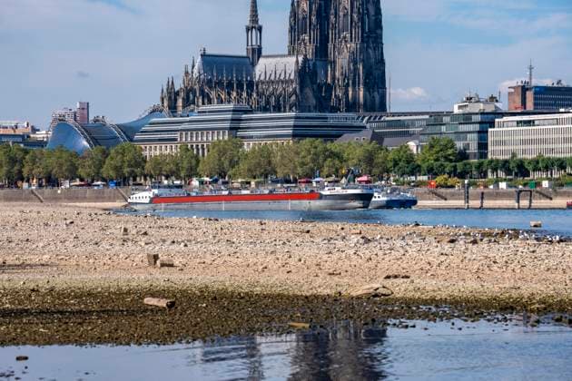 Niedrigwasser im Rhein bei Köln, Blick vom rechtsrheinischen Ufer am Rheinpark Richtung Süden, Innenstadt mit dem Dom, die Binnenschifffahrt ist stark eingeschränkt, nur wenige Schiffe fahren, dann mit stark reduzierter Ladung, am Tag der Aufnahme war es bis dato der tiefste je gemessener Rheinpegel in Köln, 60 cm, NRW, Deutschland Niedrigwasser Rhein K *** Low water levels in the Rhine near Cologne, View looking south from the right bank of the Rhine at Rheinpark; the city center with the cathedral; inland waterway shipping is severely restricted, with only a few ships operating, and those carrying greatly reduced loads; on the day this photo was taken, the Rhine water level in Cologne was the lowest ever recorded to date, at 60 cm, No