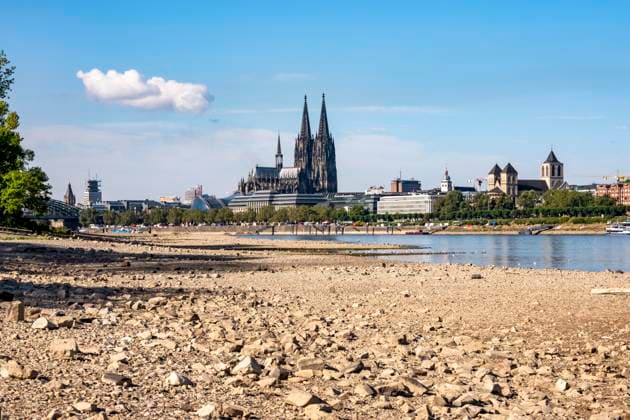 Niedrigwasser im Rhein bei Köln, Blick vom rechtsrheinischen Ufer am Rheinpark Richtung Süden, Innenstadt mit dem Dom, die Binnenschifffahrt ist stark eingeschränkt, nur wenige Schiffe fahren, dann mit stark reduzierter Ladung, am Tag der Aufnahme war es bis dato der tiefste je gemessener Rheinpegel in Köln, 60 cm, NRW, Deutschland Niedrigwasser Rhein K *** Low water levels in the Rhine near Cologne, View looking south from the right bank of the Rhine at Rheinpark; the city center with the cathedral; inland waterway shipping is severely restricted, with only a few ships operating, and those carrying greatly reduced loads; on the day this photo was taken, the Rhine water level in Cologne was the lowest ever recorded to date, at 60 cm, No