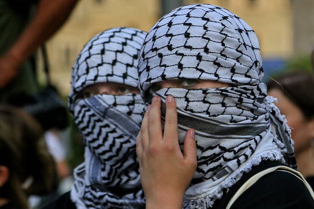 News Bilder des Tages August 7, 2026, Beirut, Beirut, Lebanon: Lebanese activists covering their faces with the traditional Palestinian keffiyeh scarf during a protest in Beirut against Lebanon-Israeli direct talks and the normalization of relation with the Jewish state. Lebanon and Israel have held their first diplomatic talks in over three decades, a rare encounter aimed at ending fighting between Israel and the Iran-backed Hezbollah group. Several Lebanese political organizations and groups, led by Hezbollah, have opposed the talks. Beirut Lebanon - ZUMAn313 20260807_zip_n313_001 Copyright: xMarwanxNaamanix