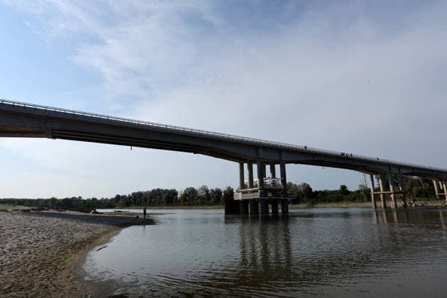 Klima, Dürre : Blick auf das völlig freiliegende Flussbett des Po infolge der schweren Dürre, die die Pianura Padana getroffen hat. An der Pegelstation in Cremona sank der Wasserstand von Italiens längstem Fluss auf einen historischen Tiefststand von mehr als 8,5 Metern unter dem Pegelnullpunkt; der Fluss schrumpfte zu einem Rinnsal, wodurch riesige Sandflächen, auf Grund gelaufene Boote und Unrat zum Vorschein kamen. Die Aufnahmen verdeutlichen die Auswirkungen des Klimawandels auf die lokale Landwirtschaft und das Flussökosystem der Lombardei in Isola Pescaroli , Cremona , Lomabrdei , Italien . August 07 , 2026 . Photo by: Davide Elias IPA Photo Pressefoto DENL Copyright: xDavidexEliasx