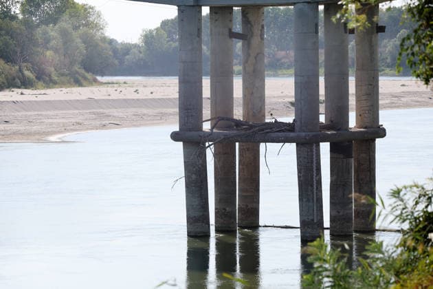 Klima, Dürre : Blick auf das völlig freiliegende Flussbett des Po infolge der schweren Dürre, die die Pianura Padana getroffen hat. An der Pegelstation in Cremona sank der Wasserstand von Italiens längstem Fluss auf einen historischen Tiefststand von mehr als 8,5 Metern unter dem Pegelnullpunkt; der Fluss schrumpfte zu einem Rinnsal, wodurch riesige Sandflächen, auf Grund gelaufene Boote und Unrat zum Vorschein kamen. Die Aufnahmen verdeutlichen die Auswirkungen des Klimawandels auf die lokale Landwirtschaft und das Flussökosystem der Lombardei in Isola Pescaroli , Cremona , Lomabrdei , Italien . August 07 , 2026 . Photo by: Davide Elias IPA Photo Pressefoto DENL Copyright: xDavidexEliasx