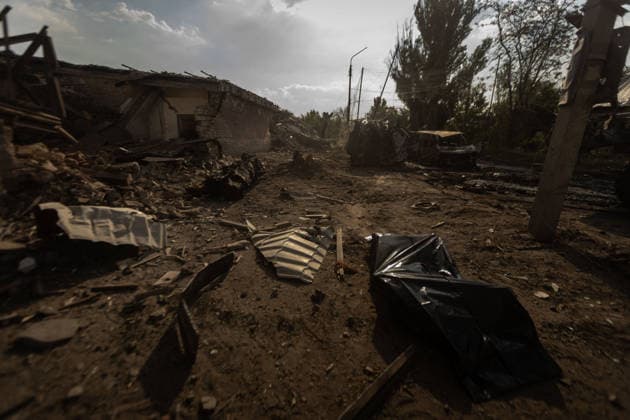 Aftermath of Russian air strike on Sloviansk SLOVIANSK, UKRAINE - AUGUST 07: A victim in a body bag lies amidst a destroyed store and burned-out cars following a Russian airstrike in Sloviansk, Ukraine, on August 07, 2026. Francisco Richart Anadolu Sloviansk Ukraine. Editorial use only. Please get in touch for any other usage.  Copyright: x2026xAnadoluxFranciscoxRichartx