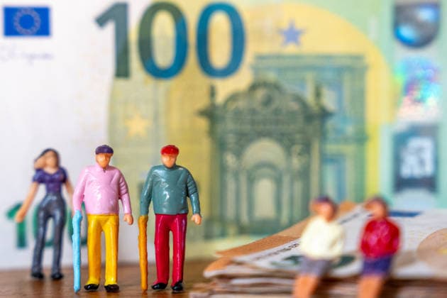 Bavaria, Germany August 7, 2026: Elderly people, symbolizing seniors and those in need of care, stand in front of euro banknotes. The image links the need for care in old age with care benefits, rising care costs, and the financing of care.*** Älterer Menschen stehen als Symbol für Senioren und Pflegbedürftige Personen vor Euro-Geldscheinen. Das Motiv verbindet Pflegebedürftigkeit im Alter mit Pflegegeld, steigenden Pflegekosten und der Finanzierung der Pflege.