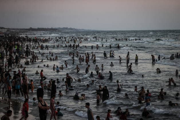 News Bilder des Tages Daily life in Gaza GAZA CITY, GAZA, PALESTINE - AUGUST 7: Palestinians gather along the beach in Gaza City to cool off and seek relief from soaring summer temperatures and severe living conditions stemming from ongoing Israeli attacks on Gaza, Palestine on August 7, 2026. Palestinian families spend time swimming in the sea and strolling along the shore to find a brief respite from the crisis Ali Jadallah Anadolu Gaza City Gaza. Editorial use only. Please get in touch for any other usage.  Copyright: x2026xAnadoluxAlixJadallahx