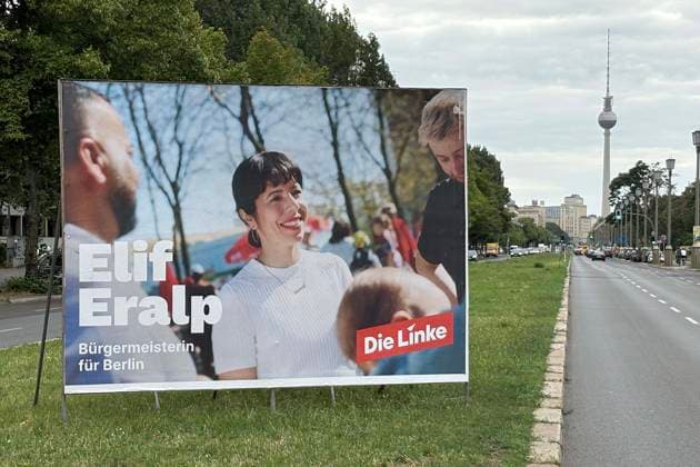 07.08.2026, Wahlplakat zur Abgeordnetenhauswahl 2026 in Berlin auf der Karl-Marx-Allee, Aufsteller, Elif Eralp, Die Linke, Bürgermeisterin für Berlin, Berlin Deutschland, Germany *** August 7, 2026, campaign poster for the 2026 Berlin House of Representatives election on Karl Marx Allee, freestanding display, Elif Eralp, Die Linke, Mayor of Berlin, Berlin, Germany