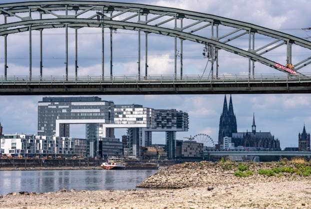 Niedrigwasser im Rhein bei Köln, Blick vom rechtsrheinischen Ufer über die Poller Wiesen, Richtung Norden, Südbrücke, Skyline der Innenstadt mit dem Dom, die Binnenschifffahrt ist stark eingeschränkt, nur wenige Schiffe fahren, dann mit stark reduzierter Ladung, am Tag der Aufnahme war es bis dato der tiefste je gemessener Rheinpegel in Köln, 60 cm, NRW, Deutschland Niedrigwasser Rhein K *** Low water levels on the Rhine near Cologne; view from the right bank of the Rhine across the Poller Wiesen, looking north toward the Südbrücke, the downtown skyline with the cathedral; inland waterway shipping is severely restricted, with only a few ships operating—and those with greatly reduced cargo; on the day this photo was taken, the Rhine wa