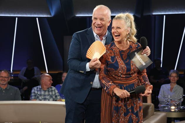 Hubertus Meyer-Burckhardt und Barbara Schöneberger moderieren die NDR Talk Show am 7.8.2026 im 3. Programm des NDR Fernsehen, Fototermin vor der Aufzeichnung am 26.6.2026 im Fernsehstudio Hamburg Lokstedt *** Hubertus Meyer Burckhardt and Barbara Schöneberger will host the NDR Talk Show on August 7, 2026, on NDR Television’s Channel 3; a photo op will take place before the taping on June 26, 2026, at the Hamburg Lokstedt television studio.