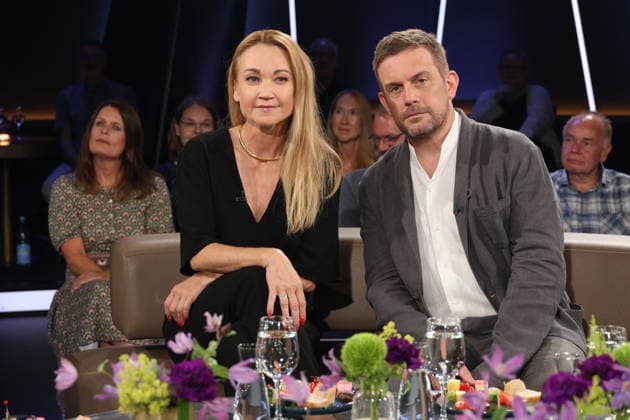 Schauspielerin Lisa Maria Potthoff und Sebastian Bezzel, Schauspieler, zu Gast in der NDR Talk Show am 7.8.2026 im 3. Programm des NDR Fernsehen, Fototermin vor der Aufzeichnung am 26.6.2026 im Fernsehstudio Hamburg Lokstedt *** Actress Lisa Maria Potthoff and actor Sebastian Bezzel, guests on the NDR Talk Show on August 7, 2026, on NDR Television’s Channel 3; photo op before the taping on June 26, 2026, at the Hamburg Lokstedt television studio
